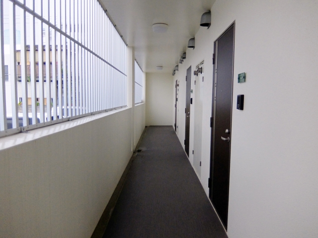 マンションの廊下に私物を置くのはあり?なし? マンションの廊下に私物を置くのはあり?なし?