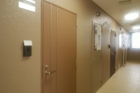 夏の風通し｜マンションの玄関ドアの開放・網戸の取り付けは出来る？
